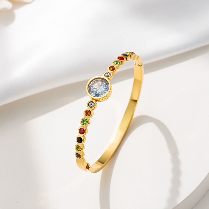 Bracciale da donna in acciaio al titanio con zirconi arcobaleno e chiusura di sicurezza, accessorio di moda elegante e resistente da indossare tutti i giorni._voghion.com