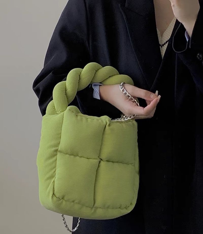 Borsa tote con catena in velluto a coste a tracolla con impostazione folla, mini tessuto quadrato riempito in cotone portatile, nuovo modello 2024_voghion.com