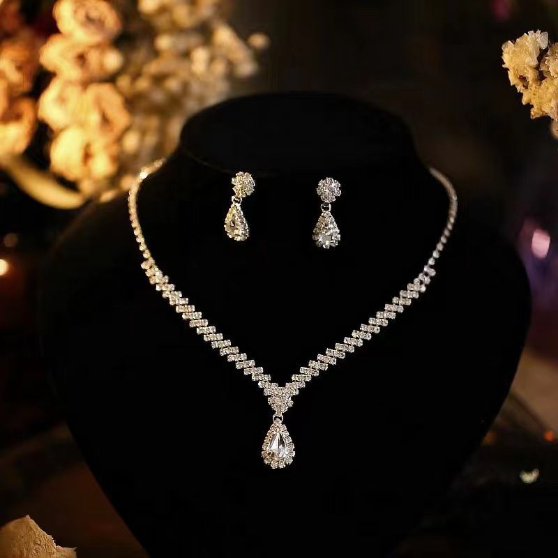 Heißer Verkauf Exquisite Klaue Halskette Ohrring Set Zwei Stück Wasser Tropfen Hals Kragen Kette Abendessen Zubehör für Frauen_voghion.com
