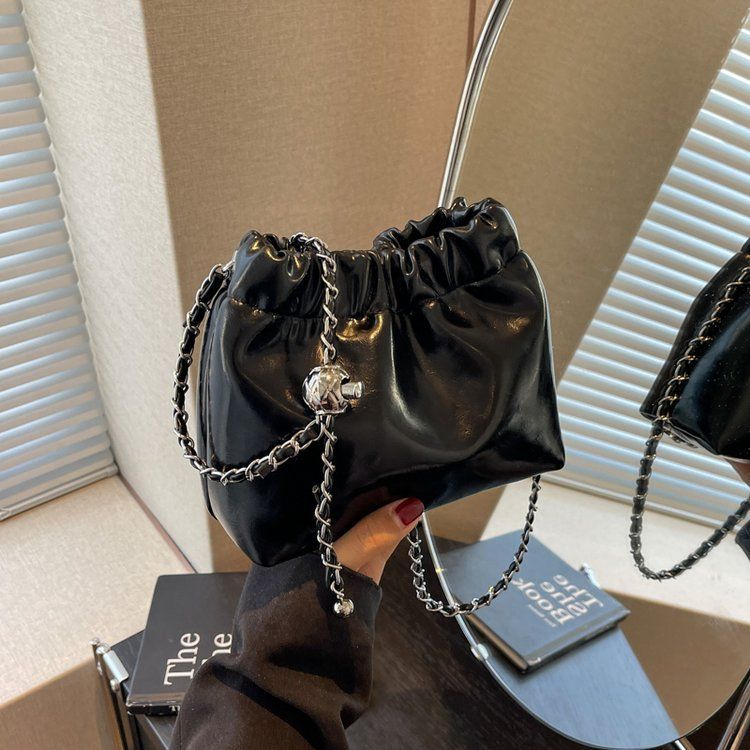 This year's popular women's handbag 2024 new niche design chain shoulder crossbody simple and versatile bucket bag_voghion.com