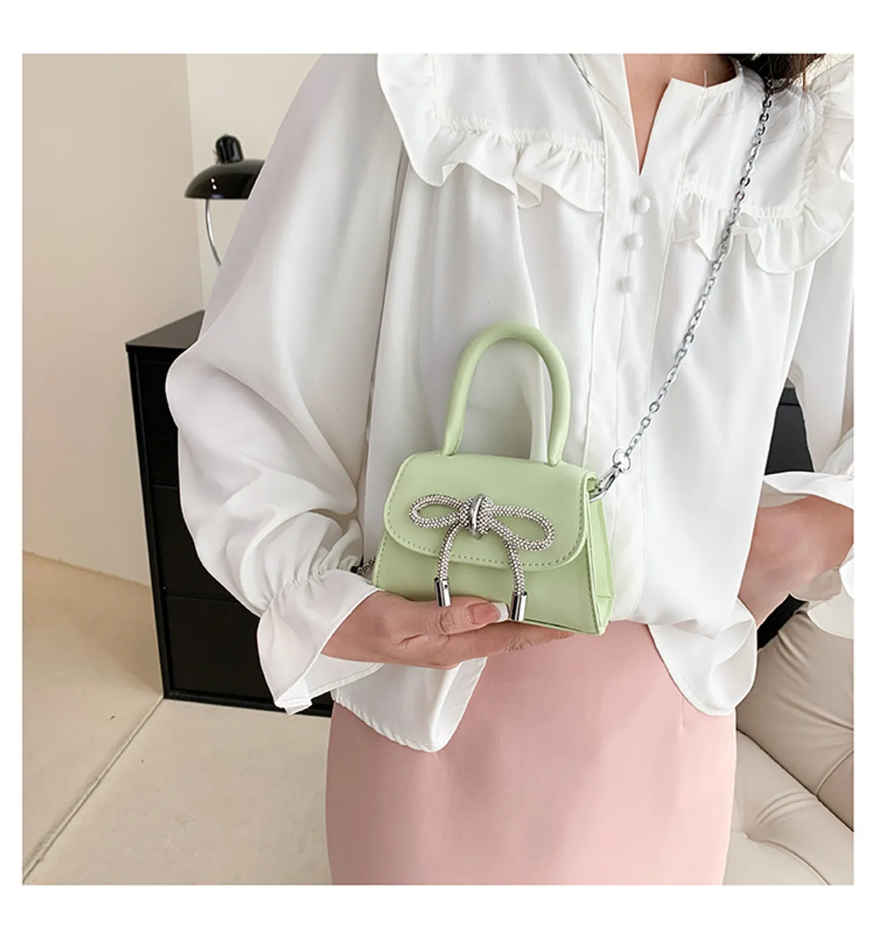 Sac pour enfants de petite fille, nouveau sac à main pour fille avec nœud clouté de diamants de printemps et d'été, sac à bandoulière en chaîne pour femmes de niche, sac rouge pour femmes_voghion.com