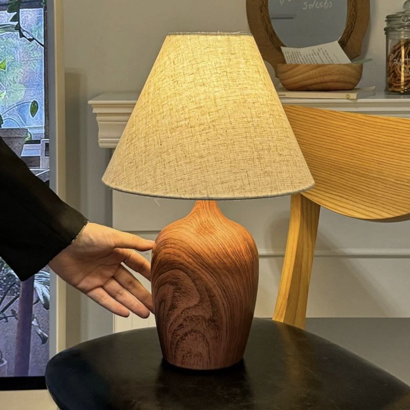 Birou vintage în stil Wabi Sabi, dormitor cu o notă de lux, atmosferă hotelieră cu inducție în stil chinezesc, lampă de noptieră_voghion.com