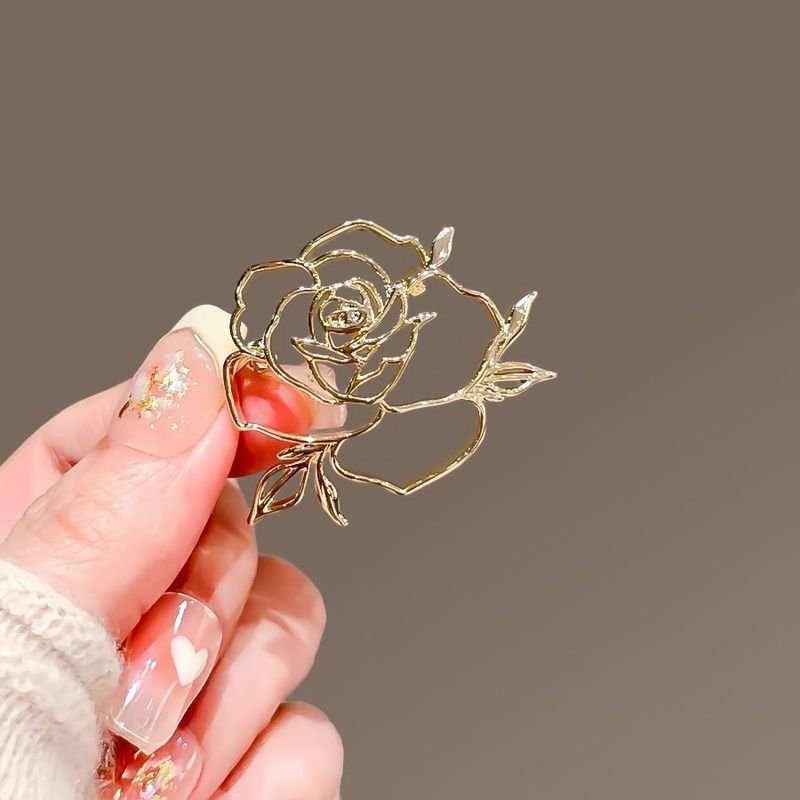 Spilla a forma di rosa cava, design femminile di alta gamma, spilla in metallo, squisita spilla a forma di camelia, accessori per abbigliamento_voghion.com