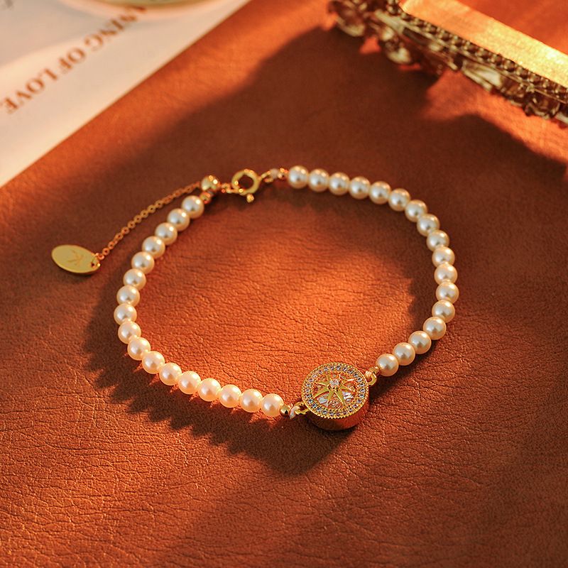 Bracciale da donna elegante con perle e stella intarsiate con diamanti rotondi 3D_voghion.com