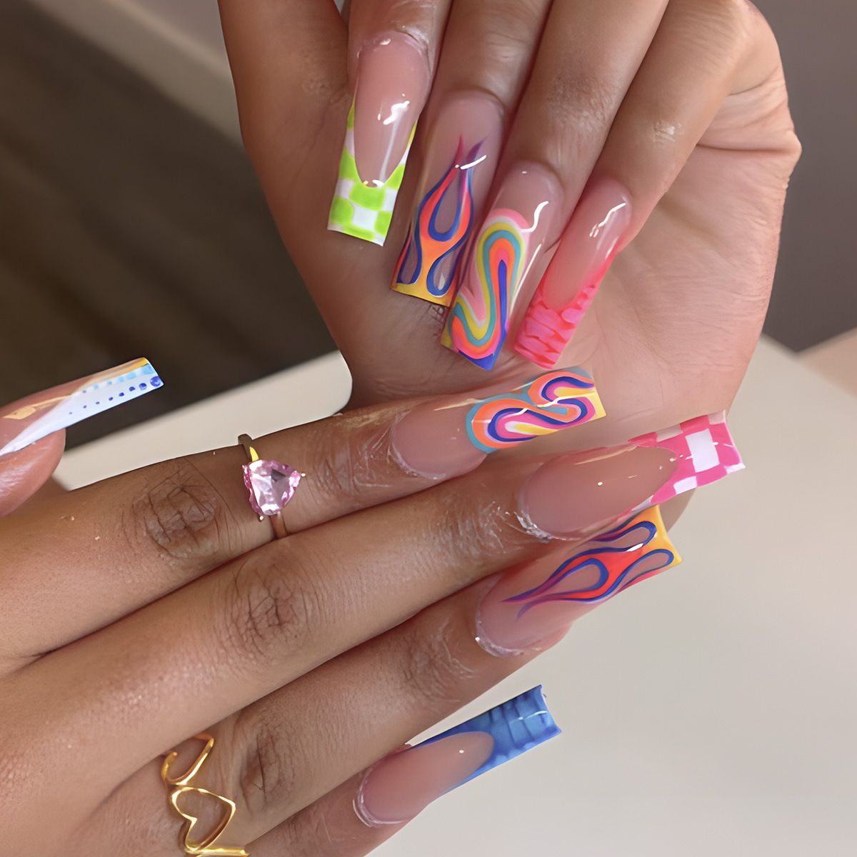 Unghie finte con punta francese a fiamma - Unghie finte lunghe a mandorla con colla e linguette in gel, set di manicure in acrilico dolce ed elegante per donna_voghion.com