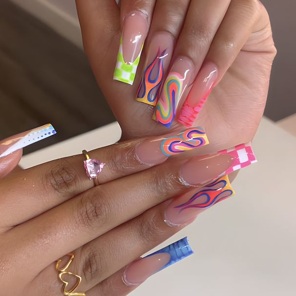 Unghie finte con punta francese a fiamma - Unghie finte lunghe a mandorla con colla e linguette in gel, set di manicure in acrilico dolce ed elegante per donna_voghion.com