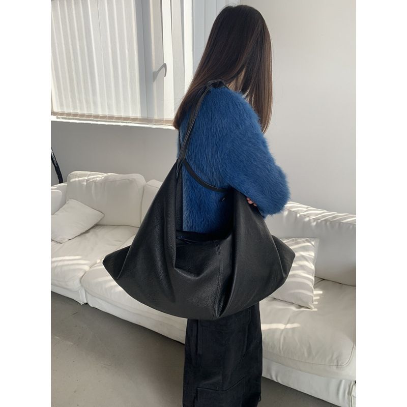 2025 Winter Neues Designgefühl Schwarze übergroße Kapazität Lazy Style Schulter-/Achseltasche aus Leder Mode Vielseitig Lässig Täglich Nischenpersönlichkeit_voghion.com