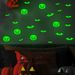 Adesivos de parede de morcego e abóbora de Halloween que brilham no escuro - decoração assustadora autoadesiva para quarto, sala de estar e fundo de festa (20 x 28 cm, 2 peças, PVC)_voghion.com