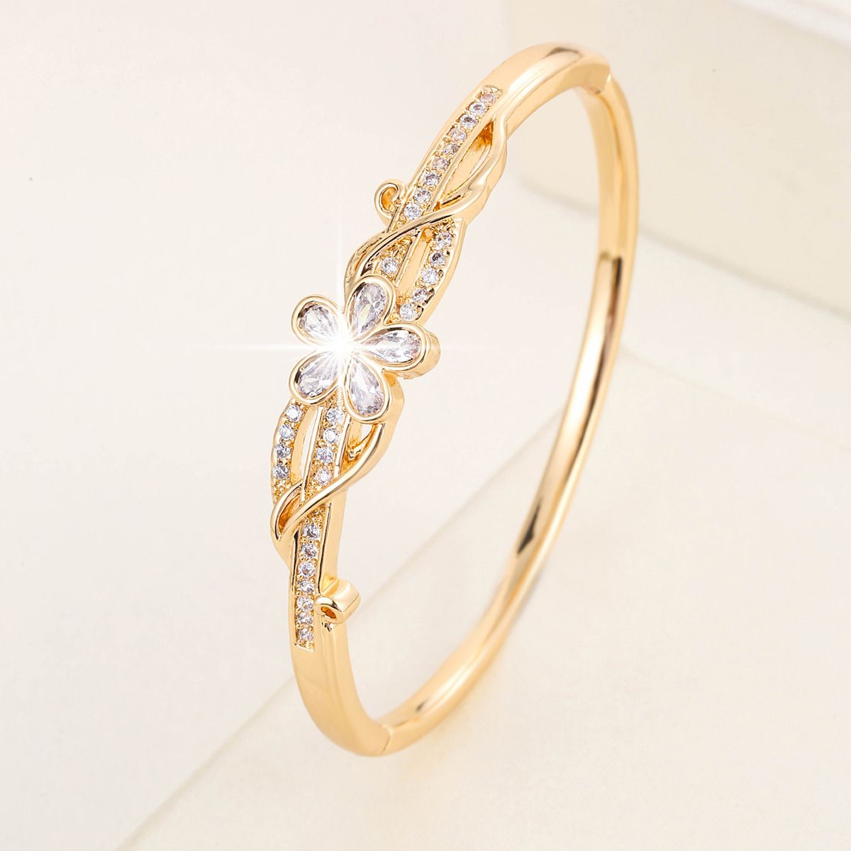 Luxury High-Quality Diamond-Studded Snake Head Flower Star Open Bracelet Shiny Rose Gold Elegant_voghion.com