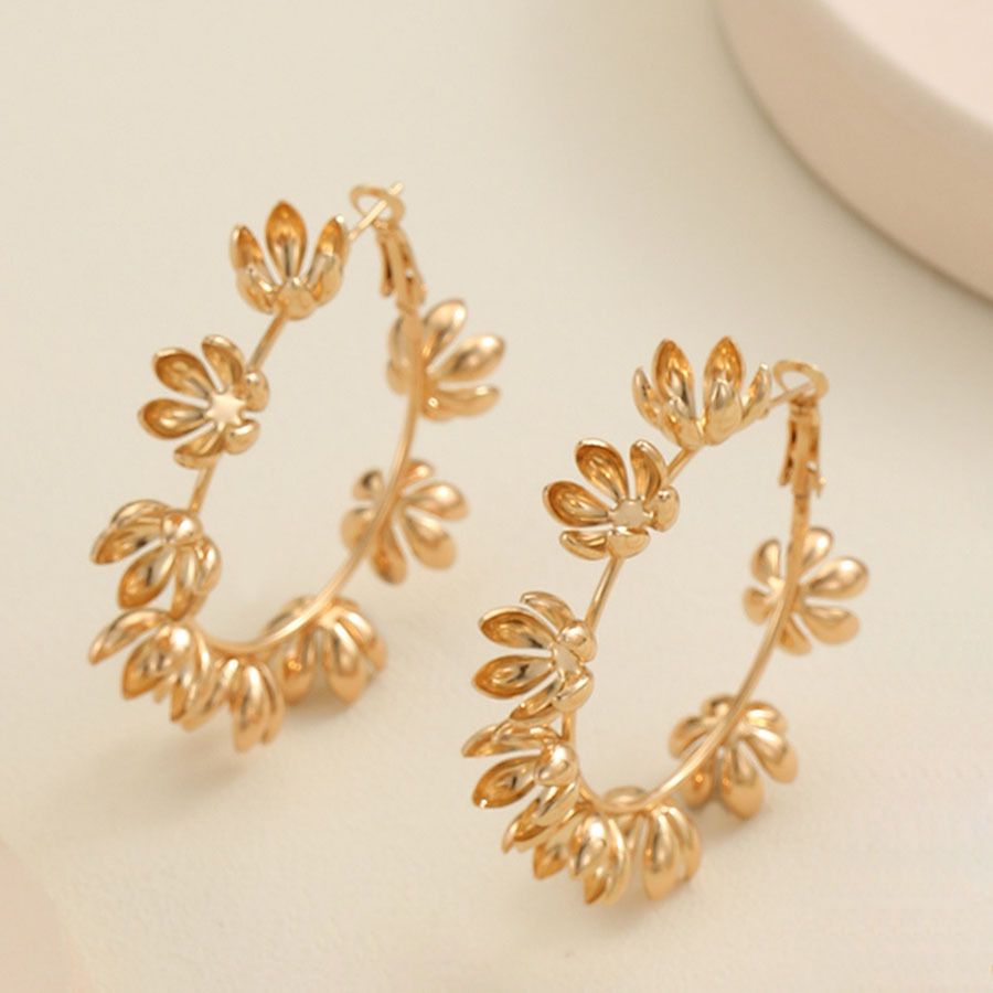 Kukanmuotoiset C-renkaanmuotoiset korvakorut ainutlaatuisella metallidesignilla ja näyttävällä muotoilulla_voghion.com