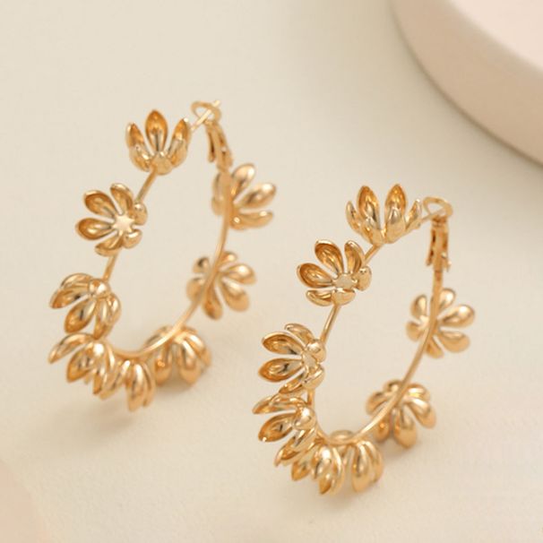 Kukanmuotoiset C-renkaanmuotoiset korvakorut ainutlaatuisella metallidesignilla ja näyttävällä muotoilulla_voghion.com