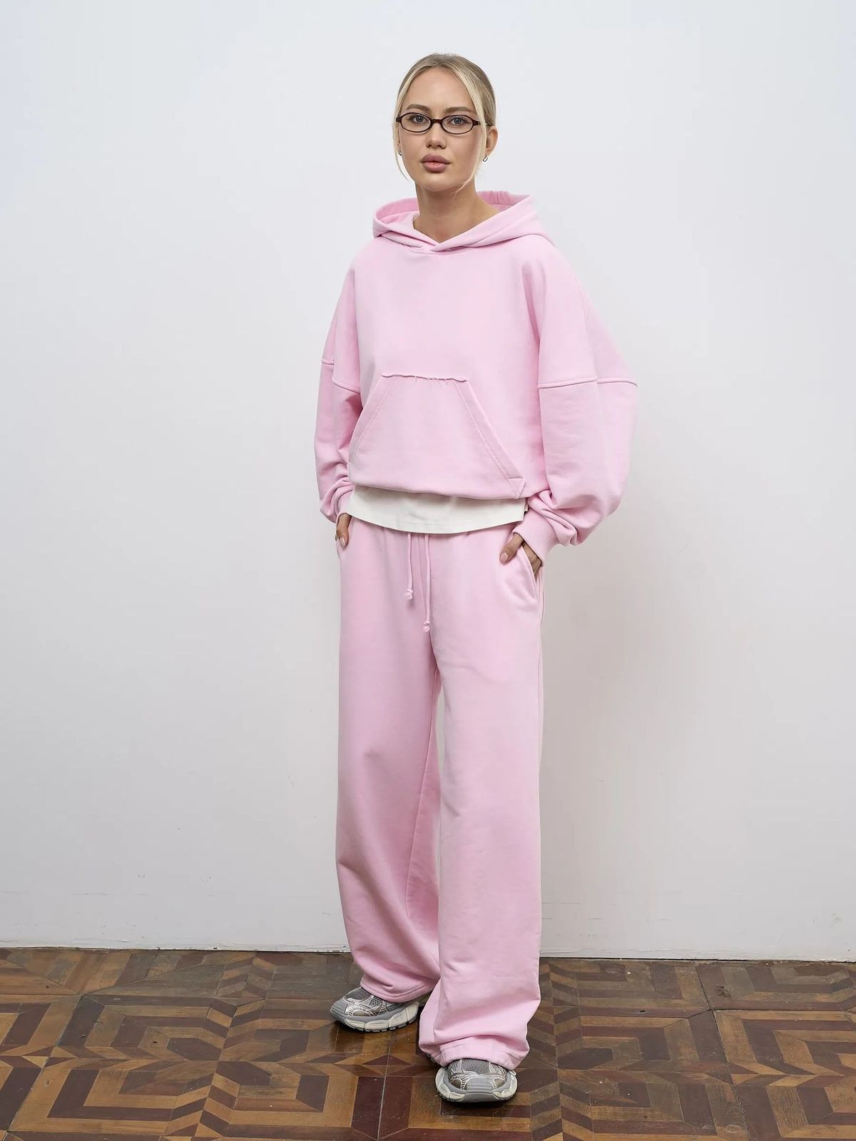 Conjunto moderno de moletom com capuz e calça jogger – Look casual streetwear (Branco/Preto/Bege/Rosa) Tendências da moda_voghion.com