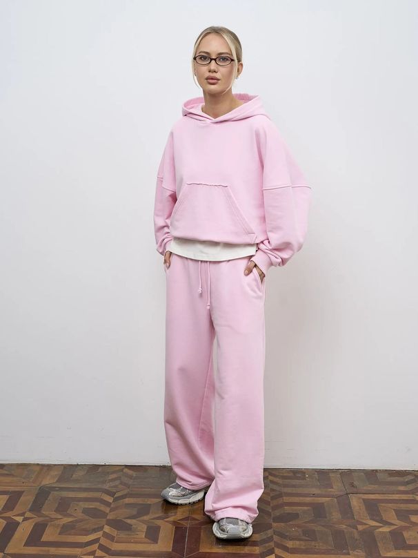 Conjunto moderno de moletom com capuz e calça jogger – Look casual streetwear (Branco/Preto/Bege/Rosa) Tendências da moda_voghion.com