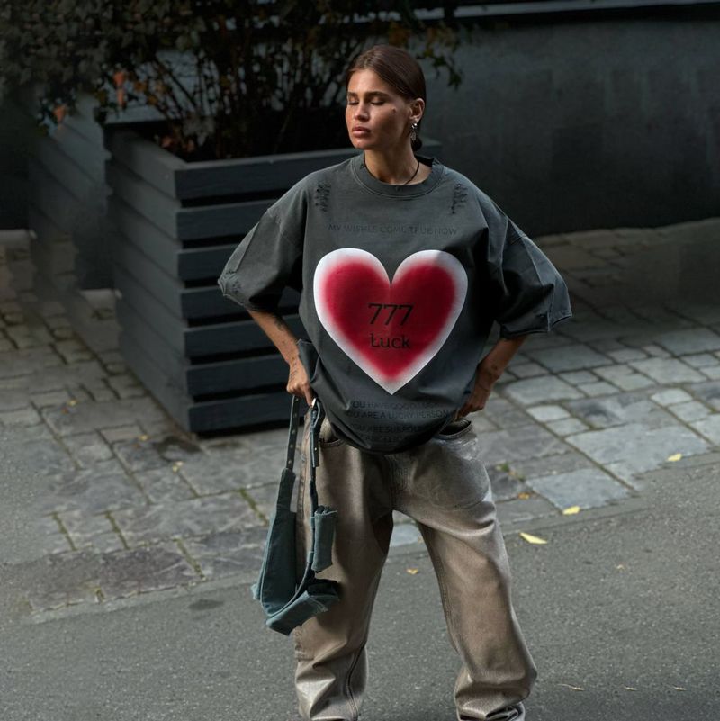 Trendy large edition loose cut design with a sense of love printed T-shirt for women's casual and lazy style. Old style_voghion.com