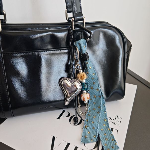 Pingente de bolsa estilo pós-apocalíptico com pingente de borboleta e coração marrom - acessório de bolsa em jeans e corda trançada (design minimalista)_voghion.com