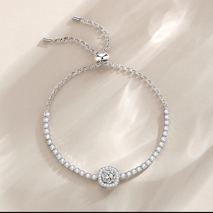 Bracciale da donna in argento sterling S925 con moissanite, con motivo a quadrifoglio e ciondolo a forma di cielo stellato, con moissanite da un carato estraibile._voghion.com