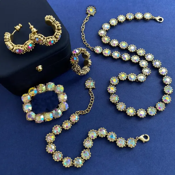 Vintažinių spalvų liūto galvos karoliai, apyrankės, raidės, vandens, deimantų sagės, auskarai, žiedai, vestuvinių papuošalų rinkinys su dėžute, antikvariniai papuošalai_voghion.com