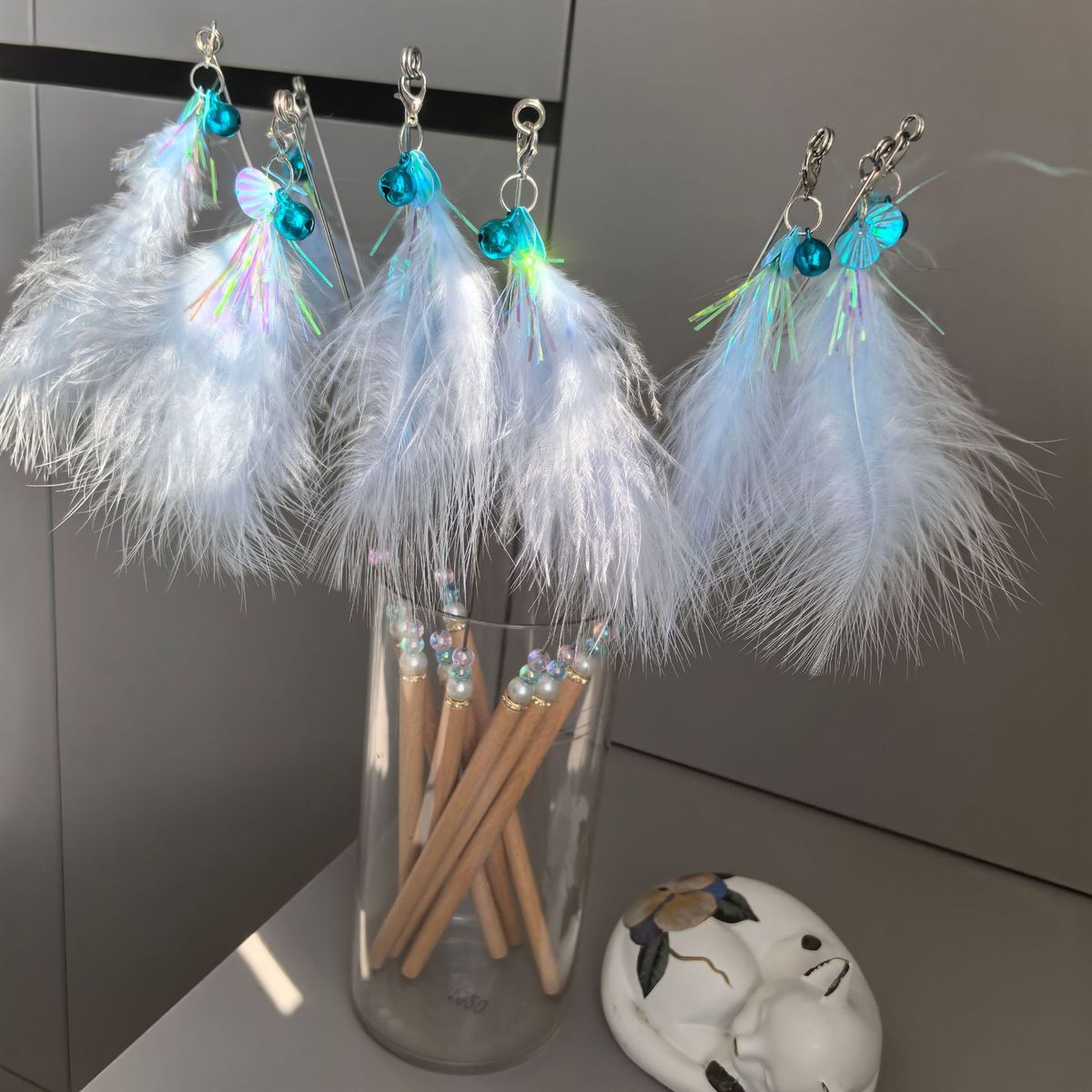 Nieuwe interactieve zelf-entertainment, frisse stijl, veer, pailletten, bel, teaser, toverstaf, kattenspeeltje_voghion.com