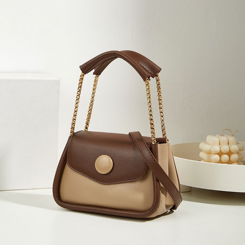 Borsa a tracolla monospalla da donna, con tracolla a catena quadrata piccola e contrasto, modello Saddle, modello invernale 2024_voghion.com