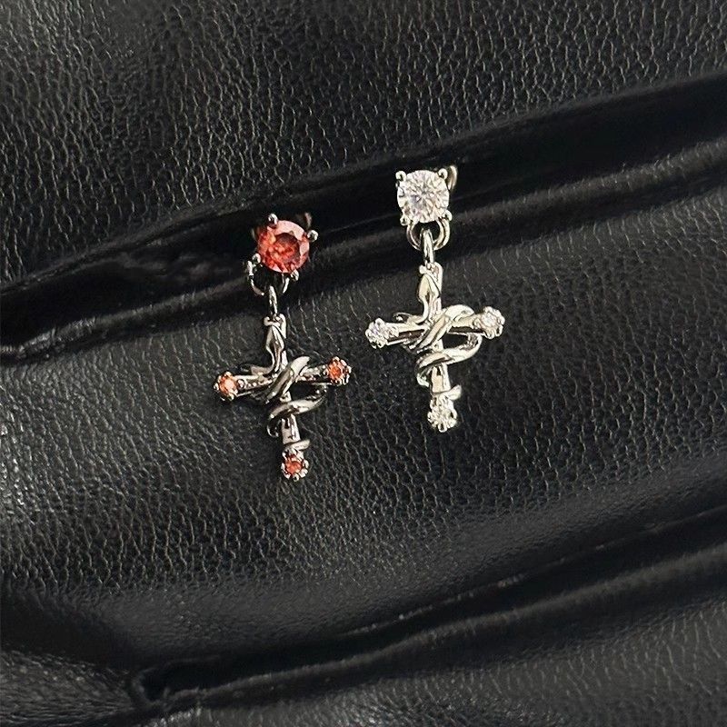 Verbotenes Herz, verschlungenes Kreuz, eingelegter Diamant, Titanstahl, Nischendesign, Sinn für Knochenohr-Helix-Ohrstecker_voghion.com