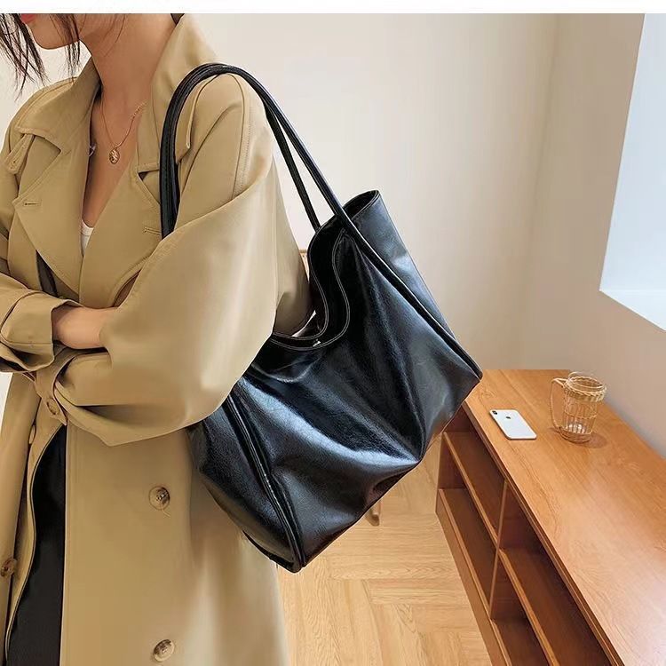 Borsa a tracolla grande e strutturata, borsa per computer, borsa versatile sottobraccio, nuova borsa per mamma, borsa tote quadrata_voghion.com