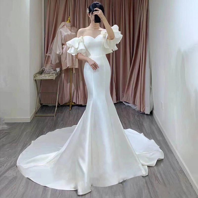 Dámské oblečení nevěsta svatební elegantní šaty s rybím ocasem na jedno rameno_voghion.com