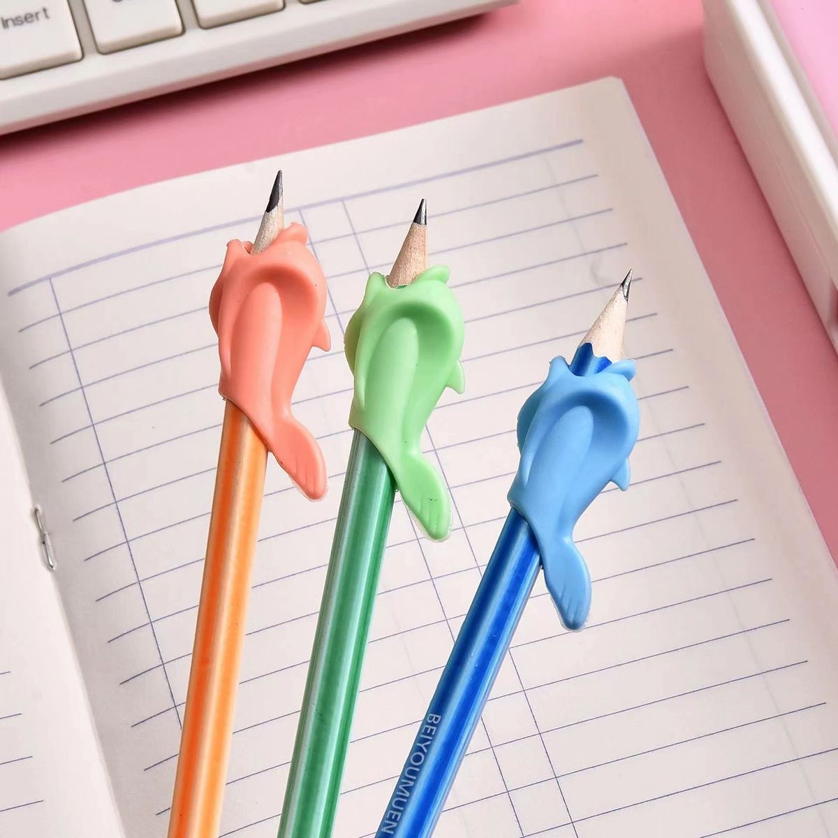 Impugnatura per matita in silicone a forma di delfino per bambini - Strumento ergonomico per la scrittura per la pratica della scrittura a mano dei bambini, correttore di presa divertente e confortevole_voghion.com