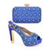 Dopełnij imprezę zestawem sandałów na wysokim obcasie z ozdobną okrągłą główką w kształcie ryby i elastycznymi paskami z tyłu oraz torebką wysadzaną diamentami_voghion.com