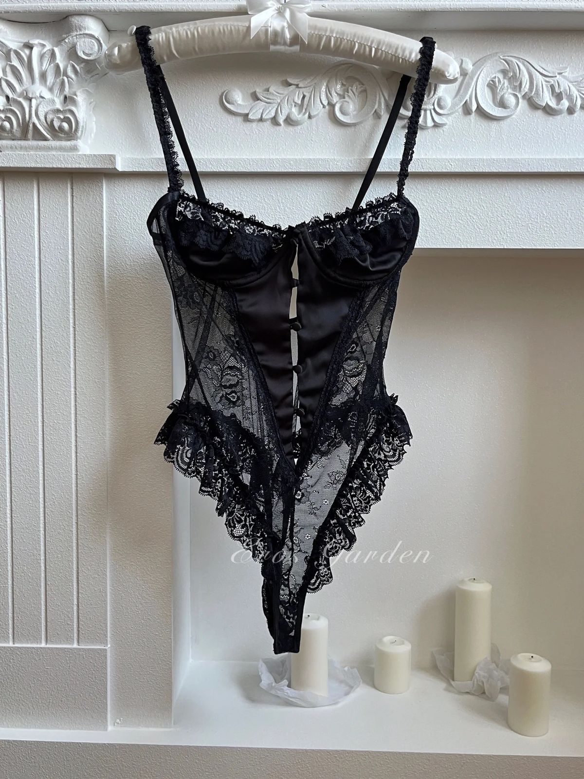 Sexy und sinnlicher Jumpsuit mit französischer Körperformung im neuen Stil, reines Verlangen, kleine Brust, Raffung, Spitzenpamas-Uniform_voghion.com