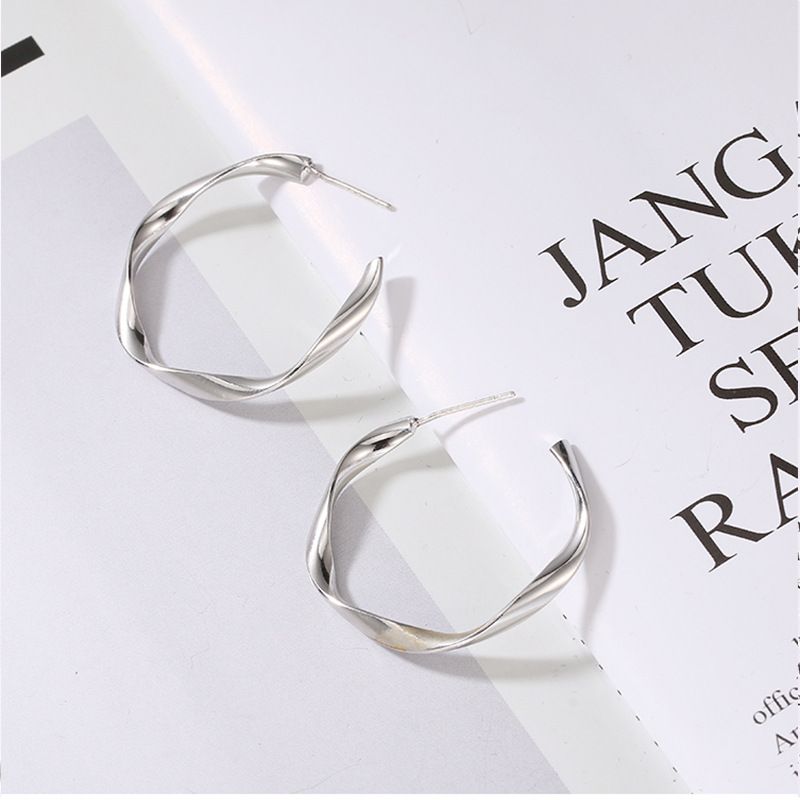 Damen Ouerréng Sëlwer Nadel Japanesch a Koreanesch Einfach Verdréit Metall Ouerréng Kale Stil Ouerréng Feminin High-End C-fërmeg Kreep Ouerréng_voghion.com