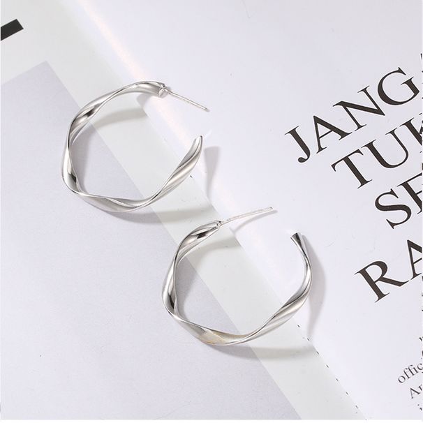 Damen Ouerréng Sëlwer Nadel Japanesch a Koreanesch Einfach Verdréit Metall Ouerréng Kale Stil Ouerréng Feminin High-End C-fërmeg Kreep Ouerréng_voghion.com