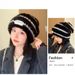 8312 Berretto di protezione per le orecchie caldo in lana lavorata a maglia in peluche a righe invernali da donna. Cappello impilato versatile e alla moda_voghion.com