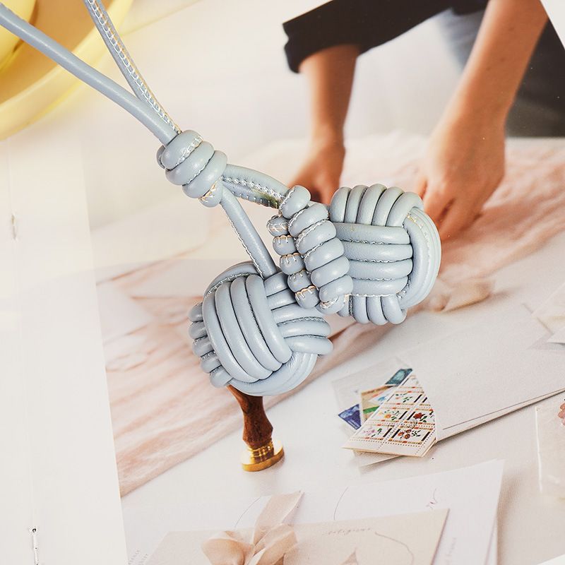 Ornamenti a forma di palla di neve, tessuta a mano, versatile, accessori per borse da donna, all'ingrosso, ciondolo per auto di alta qualità_voghion.com