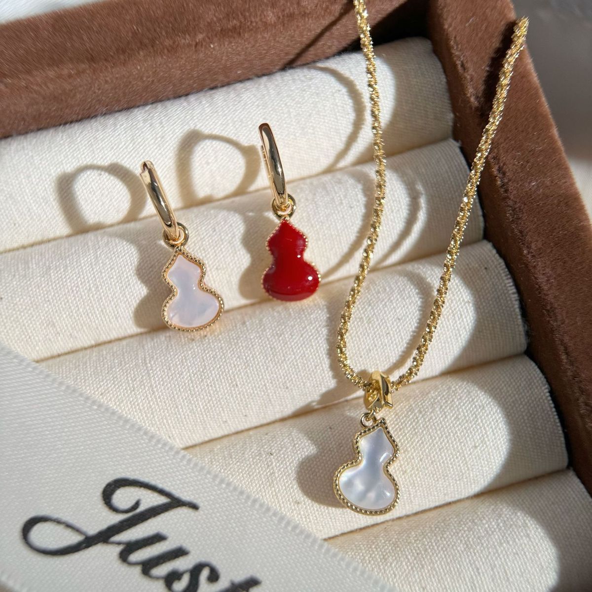 Orecchini a doppia faccia in smalto rosso Ankara placcato oro vero con goccia di zucca a conchiglia da donna_voghion.com