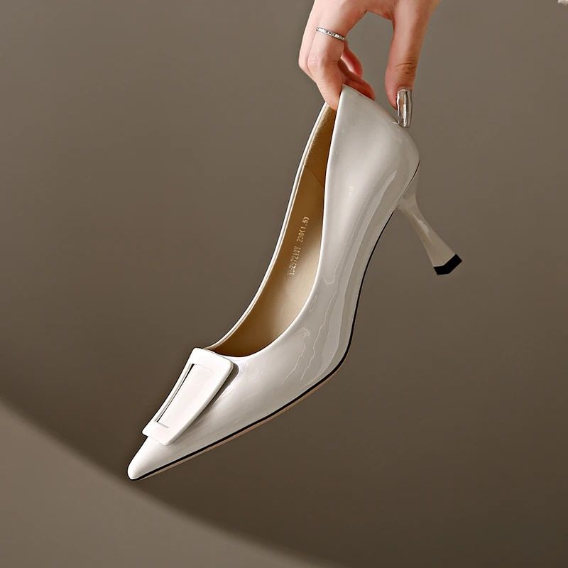 Neisten Stil Héichhieler Sexy Pumps Metallschnalle Hochzäit fir Fraen Braut flaach spitz Eenzel Schong Zaptos_voghion.com