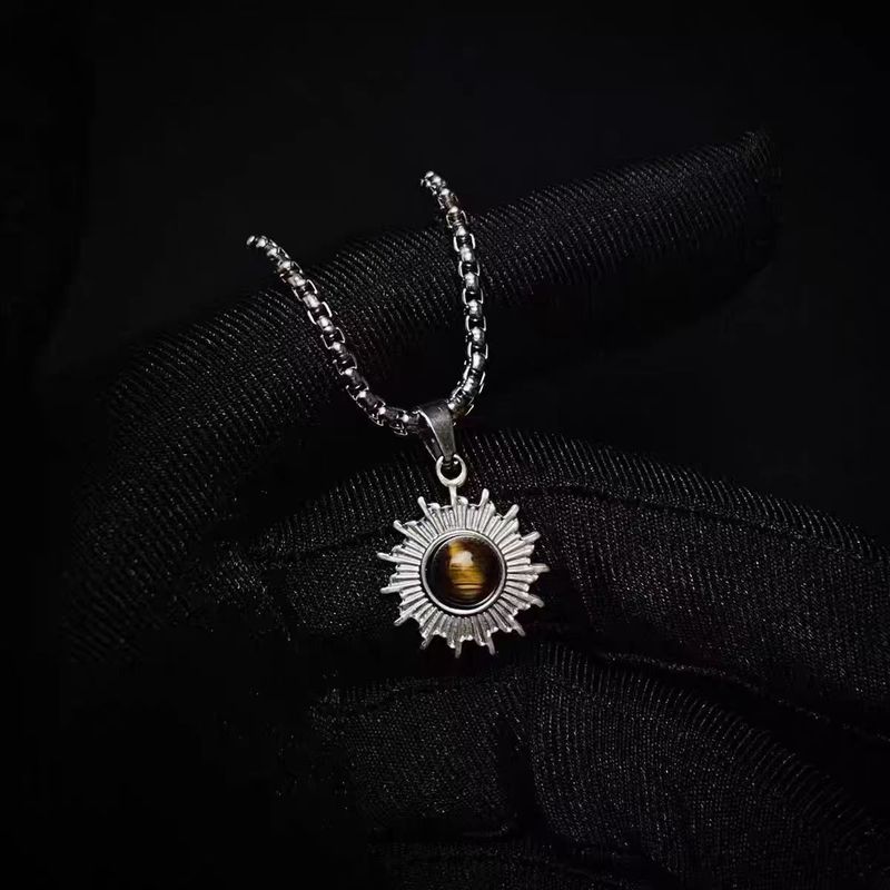 Goldene Halskette aus Titanstahl mit eingelegtem Sonnenblumen-Tigerauge-Stein für Damen und Herren, die nicht verblasst und mit einer hochwertigen Pulloverkette kombiniert werden kann_voghion.com