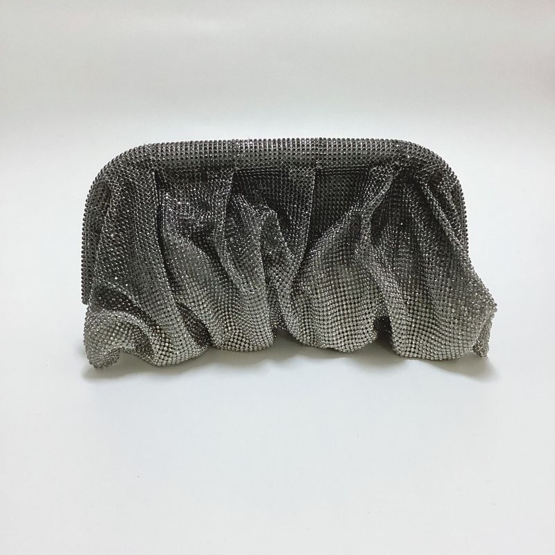 Borsa a tracolla con catena plissettata, clip, intarsiata, lucida e senza vita, stile francese, con gnocchi di nuvole, cena, acqua, diamante_voghion.com