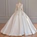 Elegante abito da sposa francese con maniche lunghe, scollo a V, abito da ballo in raso con dettagli in pizzo per la sposa_voghion.com