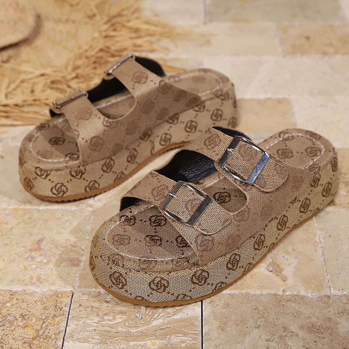 Pantofole con plateau di grandi dimensioni da donna, indossano pantofole leggere con fibbia in metallo color prugna e testa rotonda_voghion.com