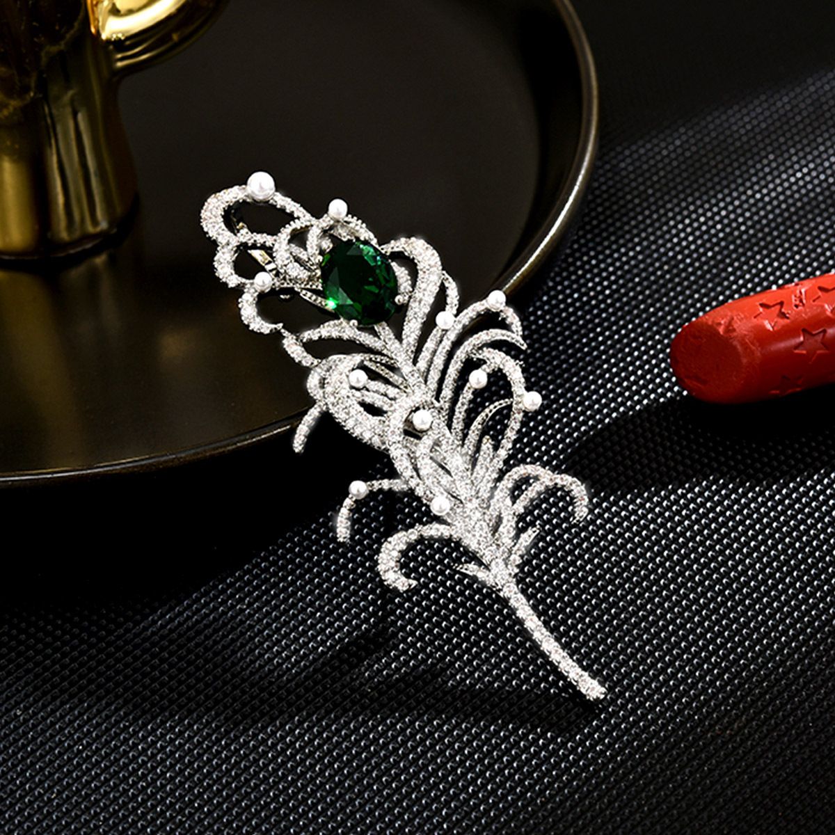 Nuova spilla di piume squisita alla moda coreana con accessori per fiori da petto con temperamento di perle di alta qualità e versatili per le donne_voghion.com