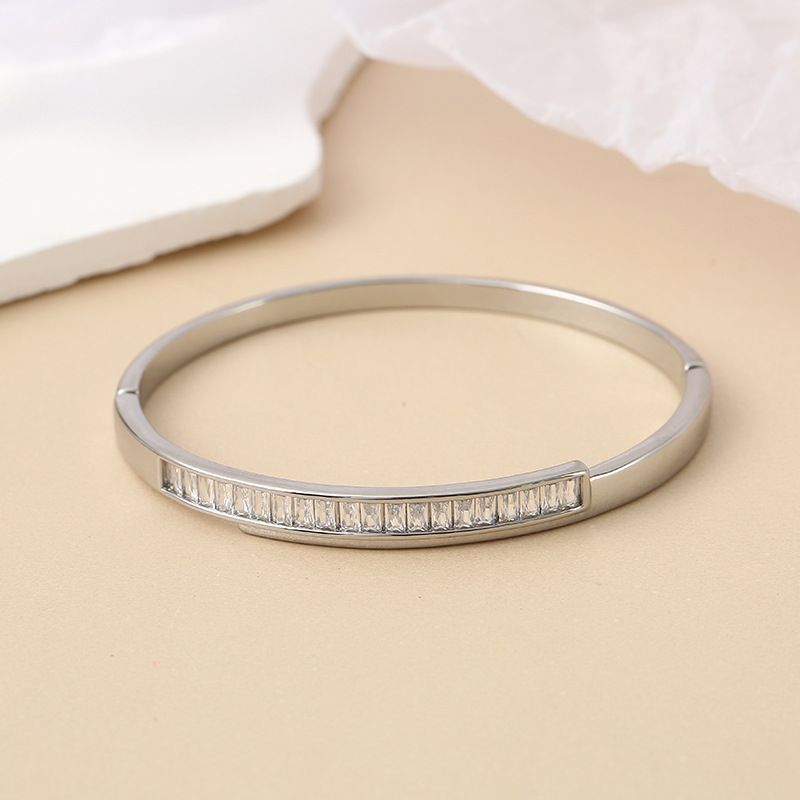 Luxuriöses, exquisites geschlossenes Armband mit mehreren Diamanten_voghion.com
