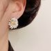 Orecchini a forma di margherita in metallo dolce e versatile con ago in argento per donna, design semplice, leggero e di lusso_voghion.com