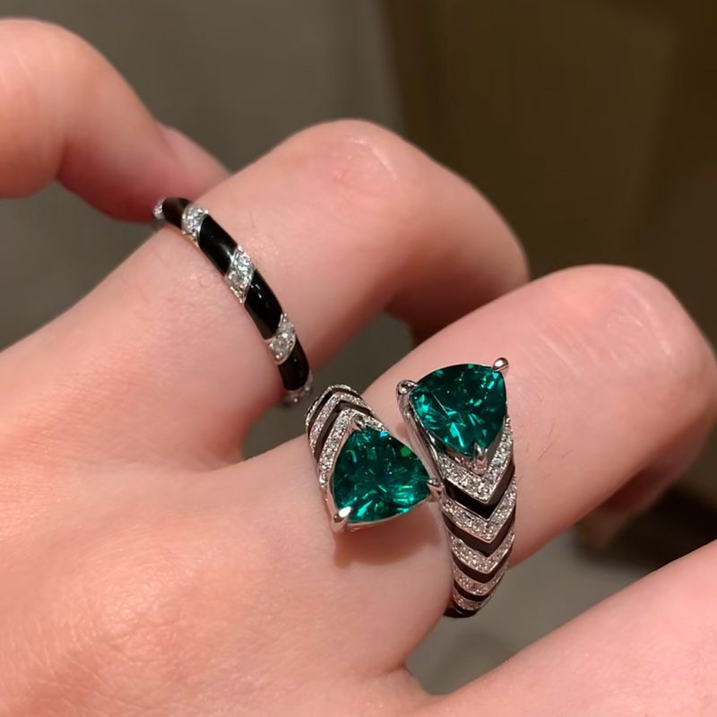 Prachtige hoogwaardige zware ambachtelijke bloedrode diamanten ring met nicheontwerp, veelzijdig temperament_voghion.com