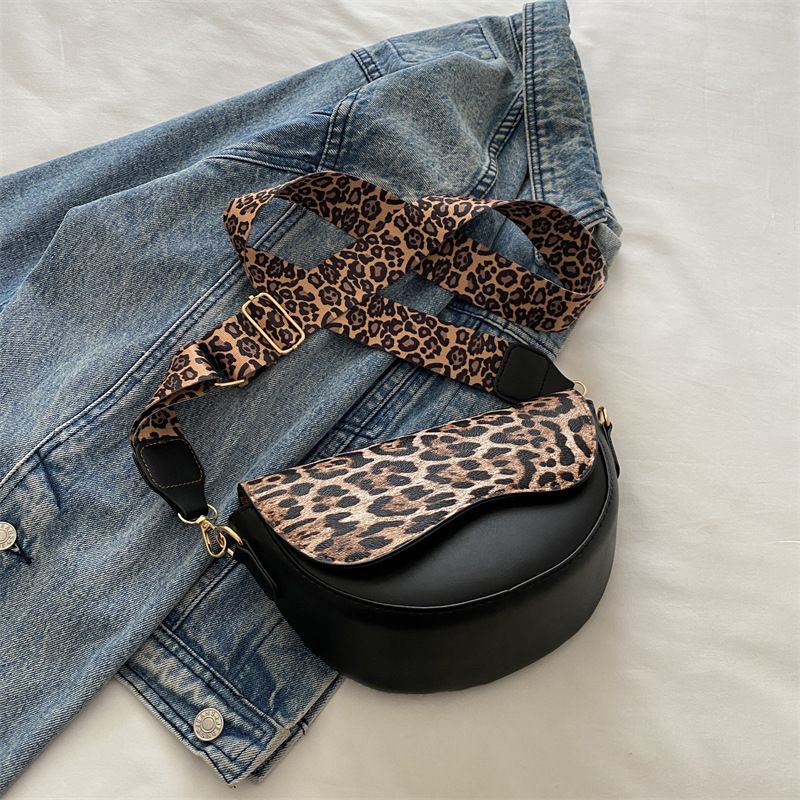 Niche Design Simple Korean Version Saddle Bag Trendy Versatile Small Square Bag Wide Shoulder Strap Leopard Print Shoulder Messenger Bag 2025_voghion.com