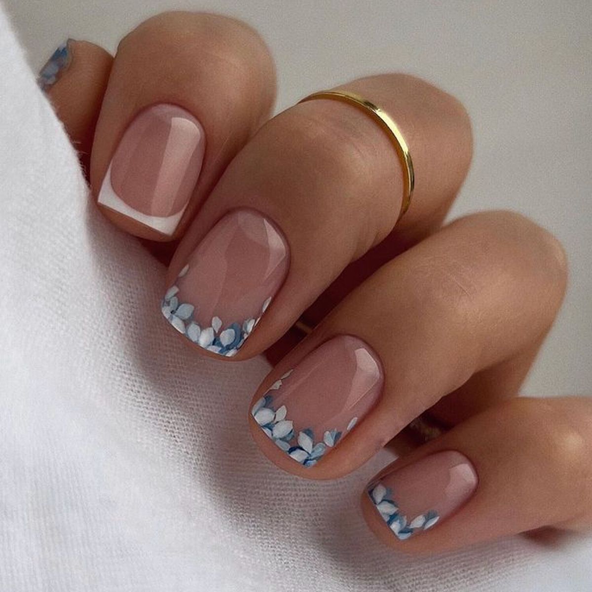 LC155 French Floral Press-On Nails – Unghie finte corte e quadrate, design vintage ed elegante, riutilizzabili e facili da applicare, con colla gelatinosa e lima_voghion.com