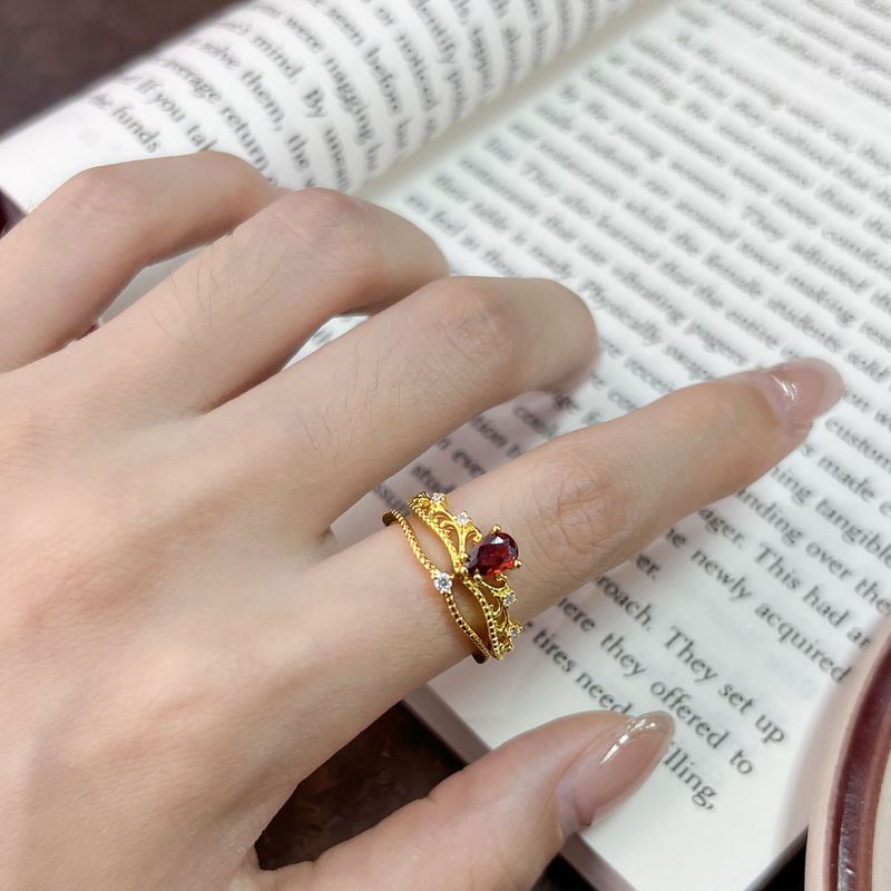 2024 Neuer modischer Granat-Nischendesign-vergoldeter stapelbarer offener Ring mit Krone für Frauen_voghion.com