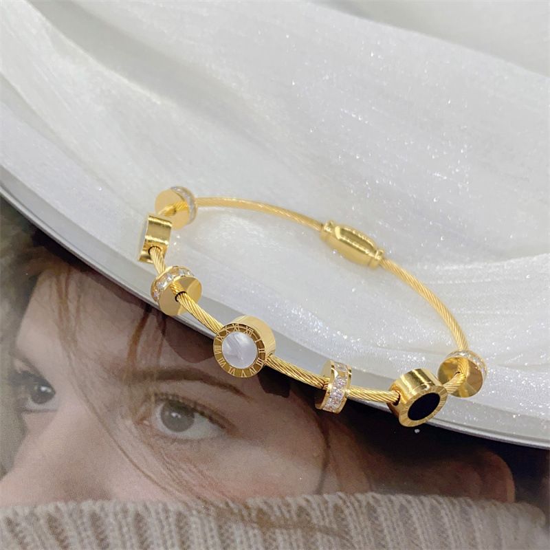 Bracciale in acciaio al titanio da donna con diamanti intarsiati in rete con temperamento rosso Bracciale con fibbia magnetica in conchiglia in bianco e nero di moda semplice_voghion.com