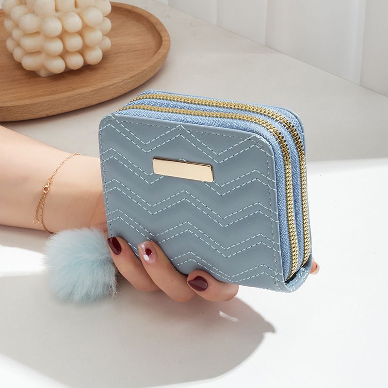 Bestickte kurze Damenbrieftasche – Kartenhalter mit doppeltem Reißverschluss, Armband und abnehmbarem Bommel (Wellenmuster-Design, kompakt und stilvoll)​_voghion.com