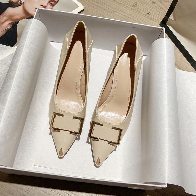 Zapatos puntiagudos sencillos 2025 Nuevo temperamento Hebilla de metal Zapatos de hada para mujer_voghion.com