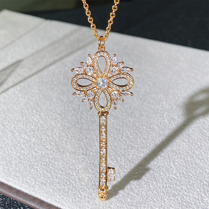 Collana con chiave a forma di fiocco di neve con foresta romantica in oro di design V, stile di lusso leggero, con collare a catena con diamanti pieni, versione alta_voghion.com